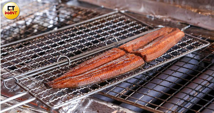 傳統串鰻燒烤需訓練較久，店家改以雙面烤網固定鰻魚取代傳統串鰻。（圖／趙文彬攝）