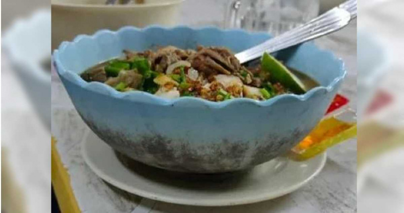 男子日前在臉書分享去餐廳用來盛裝食物的碗及盤子的照片，可看到外側有一半以上都是類似青苔的黑色汙垢。（圖／翻攝自m Star）