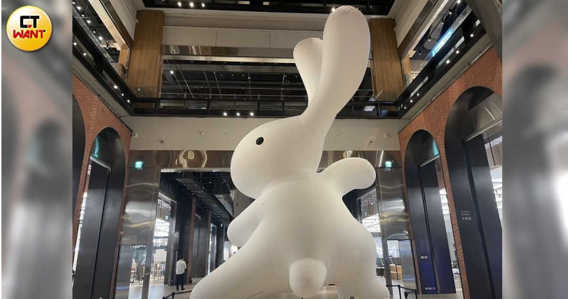 知名藝術家黃本蕊創作的10米高巨型兔子「太極尼尼」藝術裝置首次亮相。（圖／劉芯衣攝）
