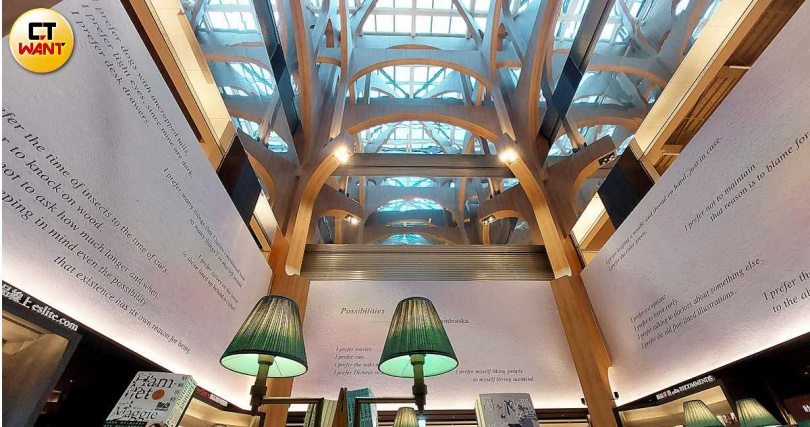 4樓書店可見挑高天井引進自然光。