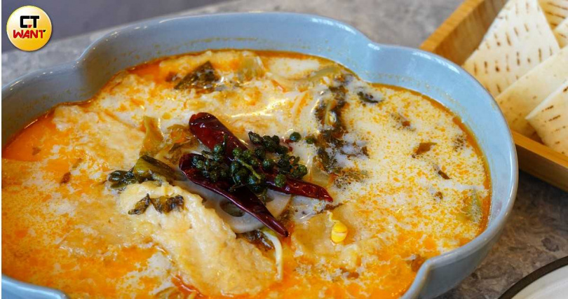「老罈酸菜Ｕ」以新海鮮製成口感滑溜的魚柳。（460元，圖／魏妤靜攝）