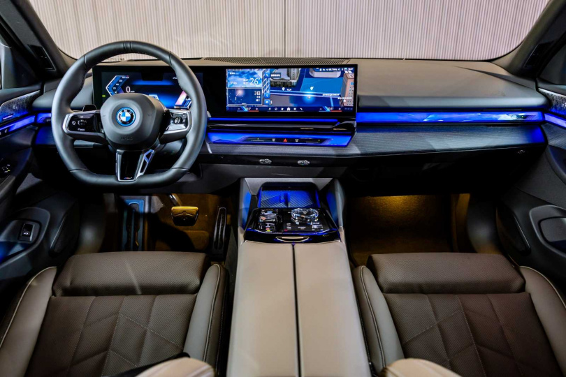 全新BMW i5具有懸浮式曲面螢幕、全新BMW Operating System 8.5。（圖／BMW提供）