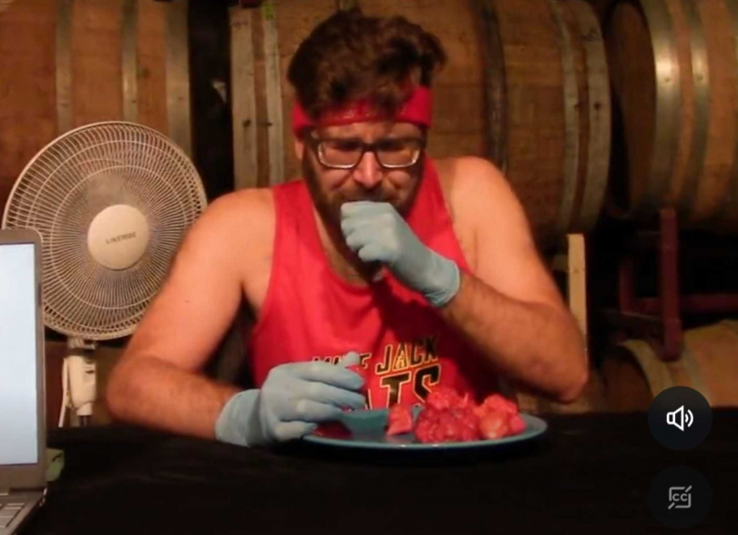 加拿大男子6分49.2秒內吃掉50個全球最辣辣椒「卡羅萊納死神」，創下新的金氏世界紀錄。（圖／翻攝自推特）