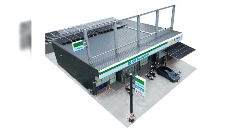 台南平豐店是首間能源韌性實驗店，除了屋頂型太陽能板外，在店門口也設置車棚型太陽能板。（圖／全家便利商店提供）