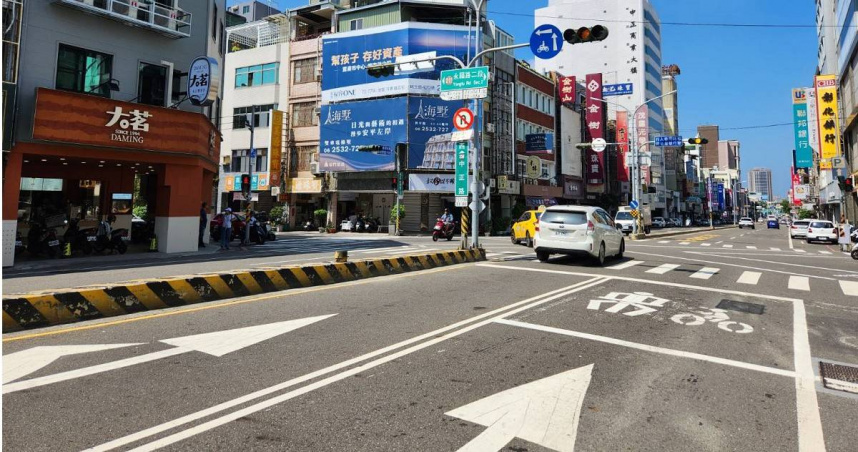 台南市政府針對單向2車道內側仍禁行機車路段，已擇定中西區中正路及府前路2路段，試辦開放機車行駛內側車道及路口直接左轉。（圖／台南市政府提供）