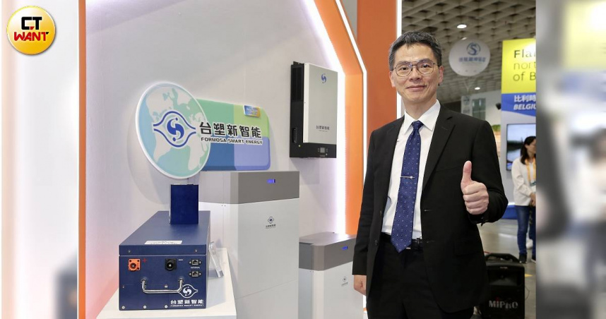 台塑新智能總經理劉慧啟展示其高效鋰鐵電池及積木型家用儲能系統。（圖／黃耀徵攝）