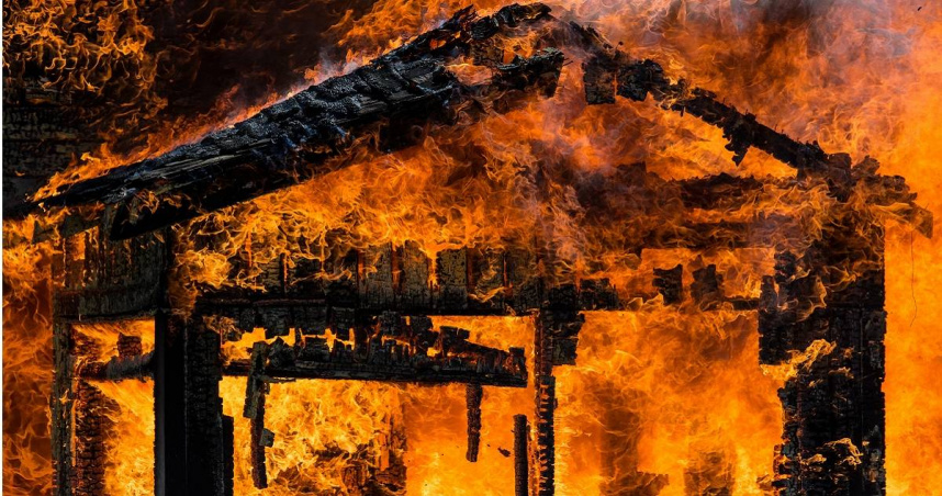 日本1名89歲老翁縱火，燒毀16棟房子及倉庫。（示意圖／unsplash）
