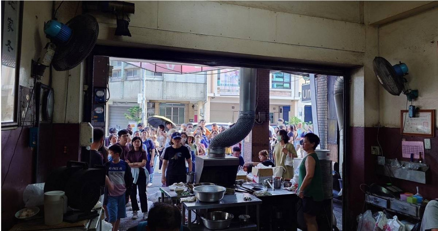 彰化市的排隊名店湧入大批遊客。（圖／臉書社團《路上觀察學院》