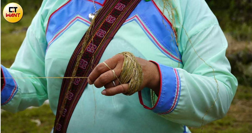 許多婦女手中總是不停做著菸葉編織，原來是為了自己與家人在做節慶時穿的衣服。（圖／魏妤靜攝）