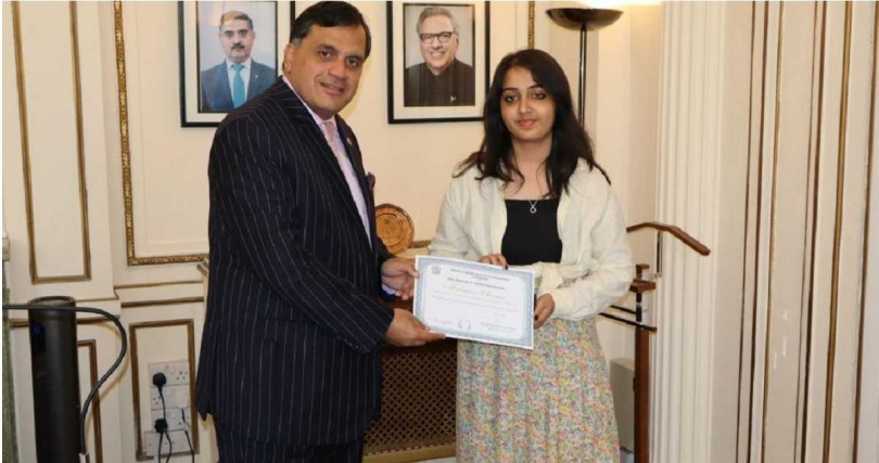 巴基斯坦的天才少女奇瑪（右），未來想進入牛津大學成為一名醫師。（圖／翻攝自推特）