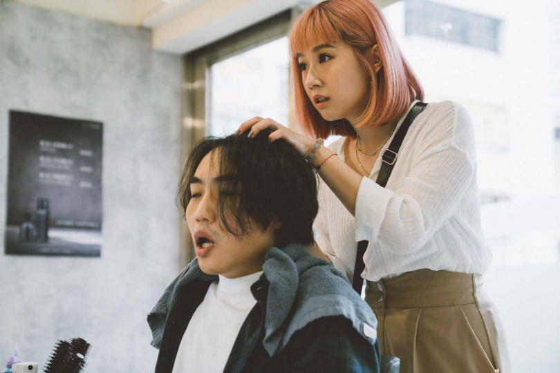 方志友在《本日公休》飾演髮型師阿玲，還染粉紅髮當洗頭小妹。（圖／威視提供）