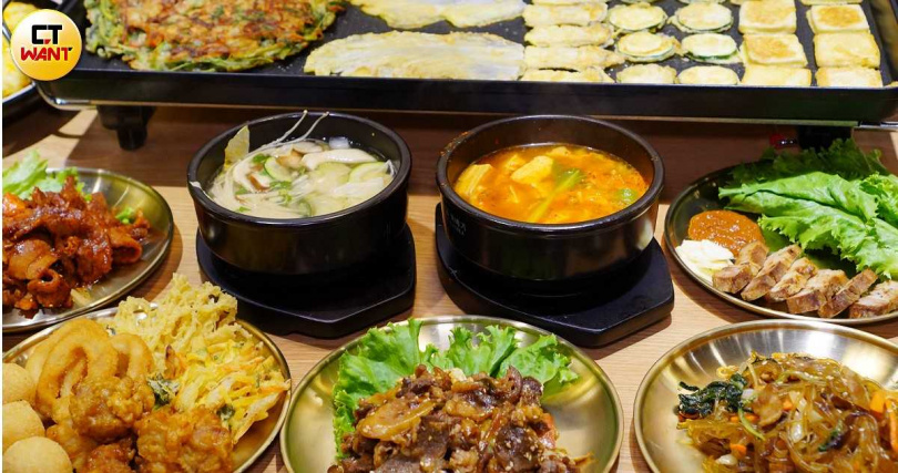 江陵阿嬤以現點現煮的韓式嫩豆腐鍋搭配約30種道地韓國熟食、小菜為亮點。