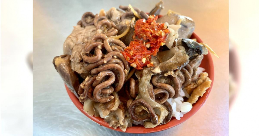 這道衝擊視覺的暗黑料理，其實是南部人的道地早餐「虱目魚腸飯」。（圖／擷取自Facebook／爆廢1公社）