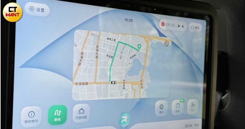 乘客可從後座螢幕查看行駛路線、周遭場景等。（圖／劉芯衣攝）