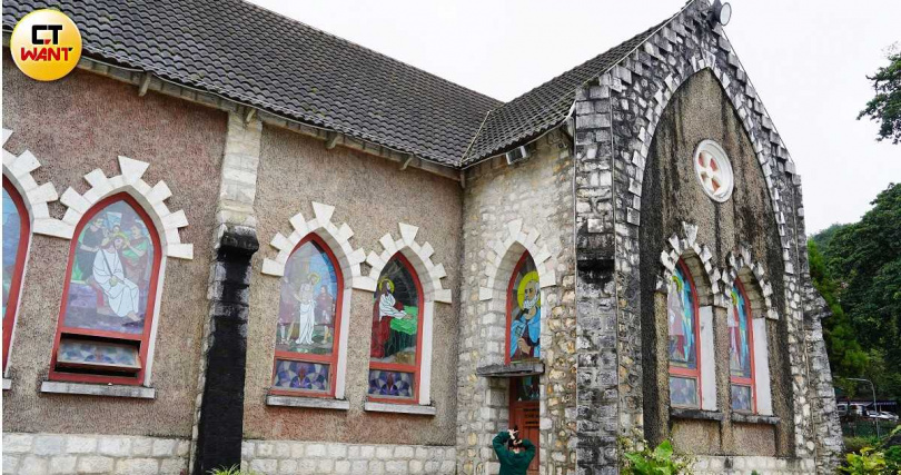 位於鬧區的沙壩教堂風格古樸，花窗上也描繪了關於天主教的相關故事。（圖／魏妤靜攝）