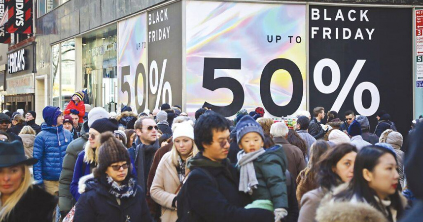 根據統計，美國購物者在黑色星期五線上花費了創紀錄的98億美元，年增7.5%（圖／報系資料照）