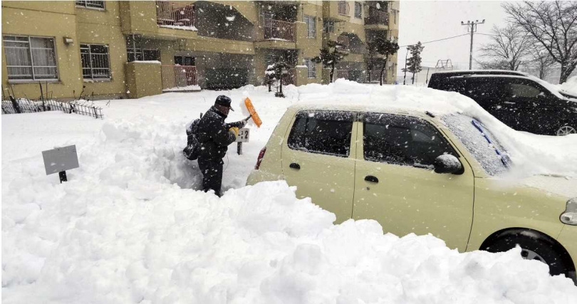 日本迎來10年最強寒流，北海道低溫跌破負24度，各地傳出暴雪災情。（圖／達志／路透社）