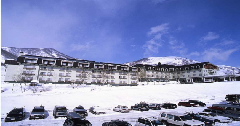 位於長野縣白馬村的「白馬阿爾卑斯飯店」鄰近雪場，除了溫泉、三溫暖、網球場及遊戲中心，更提供滑雪板租借服務以及滑雪設備乾燥室。（圖／樂天旅遊提供）