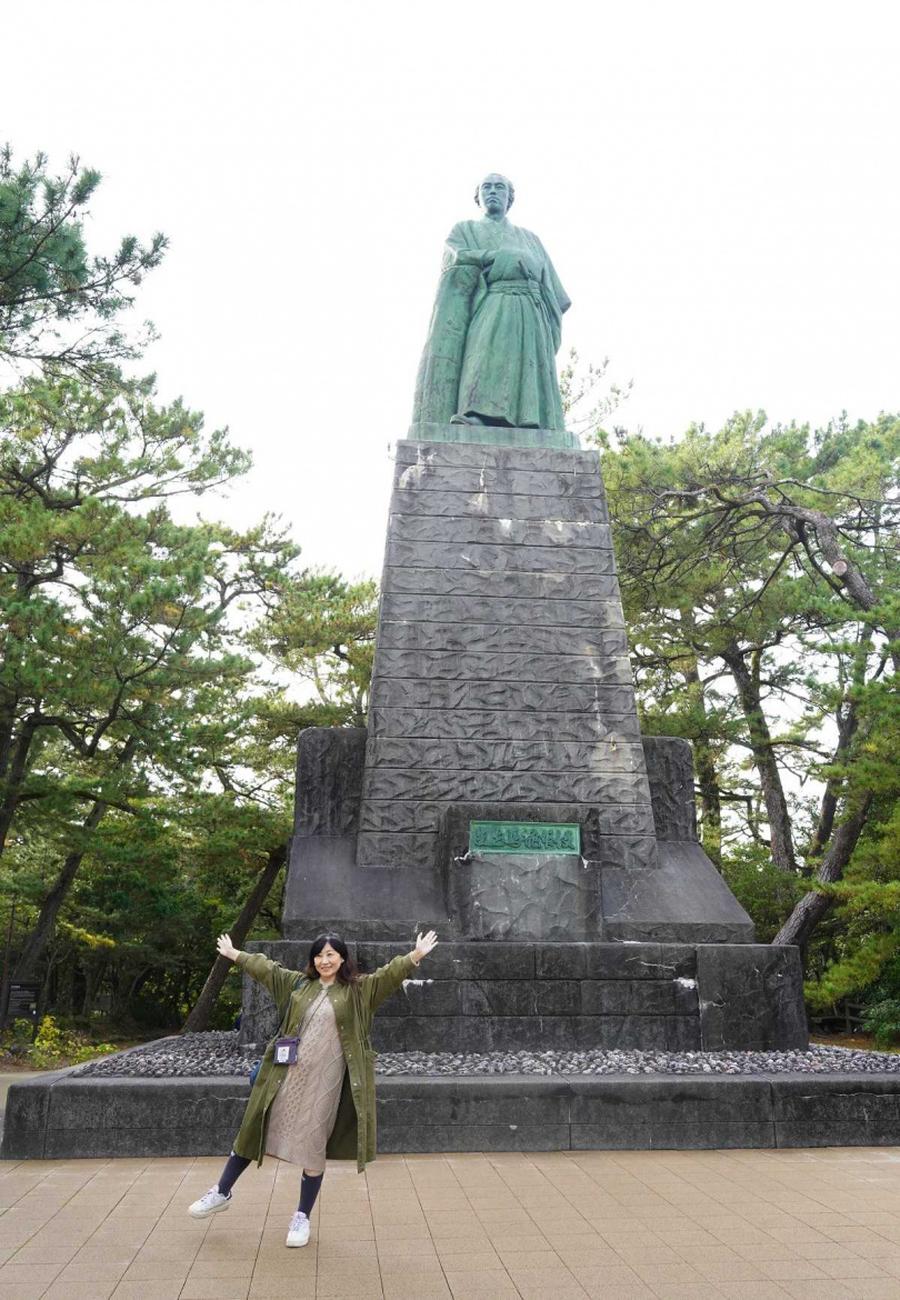 含底座約13公尺高的坂本龍馬像是桂濱公園的重要地標，也是必拍打卡點。（圖／魏妤靜攝）