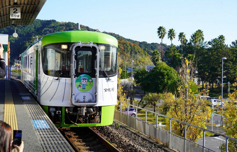 土佐黑潮鐵道營運的「後免‧奈半利線」是高知知名的海景電車。（圖／魏妤靜攝）