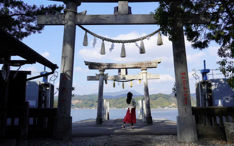 穿過鳴無神社的鳥居走向通往海中的參道，已成為不少人特地前來拍照的場景。（圖／魏妤靜攝）