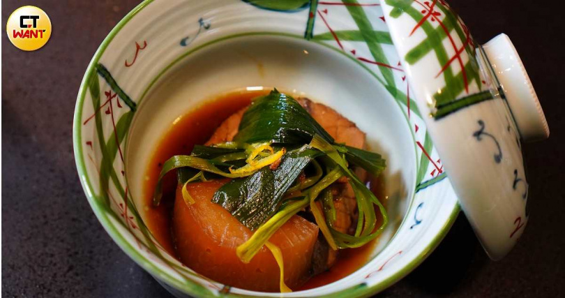 「土佐料理司 高知本店」的「鰤魚蘿蔔」燉煮十分入味。（圖／魏妤靜攝）