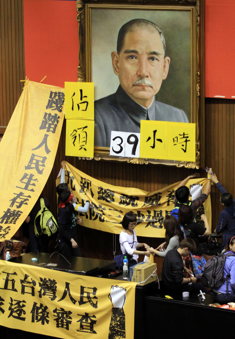 2014年，因為抗議兩岸的服務貿易協議內容，引發太陽花學運，佔領立法院多日。（圖／報系資料照）