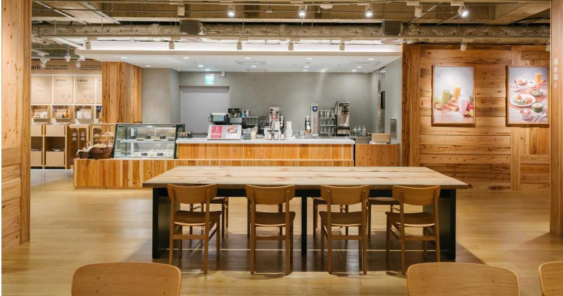 大立旗艦店有MUJI首次推出佔地48坪、可容納40個座位的輕食料理餐廳。（圖／無印良品提供）