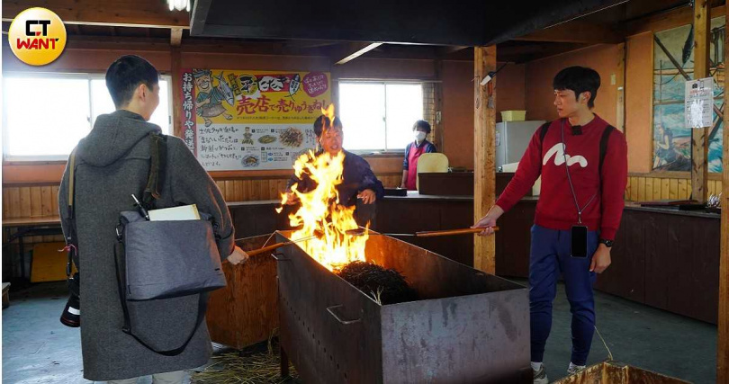 「鰹魚船 土佐鰹魚道場」使用在地四萬十町契約農戶的稻草，讓遊客感受炙烤鰹魚的樂趣。（圖／魏妤靜攝）