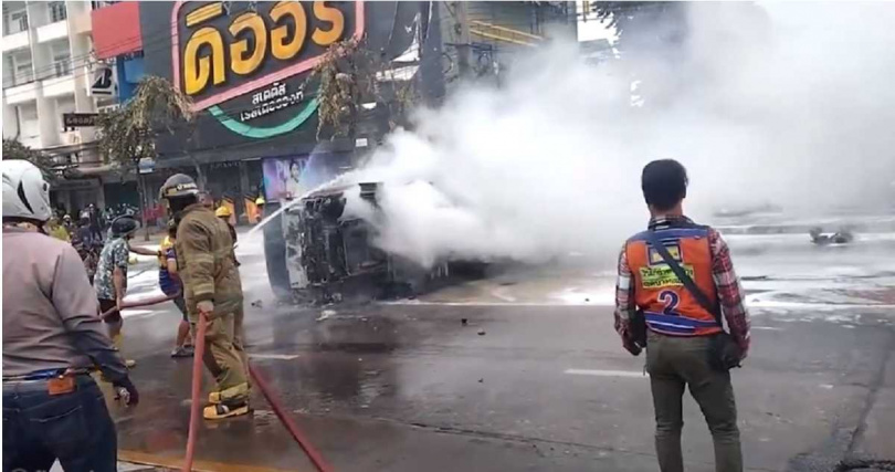泰國曼谷一輛載運瓦斯桶的卡車突翻覆爆炸，導致2人受傷送醫。（圖／擷取自YouTube／Khaosod English）