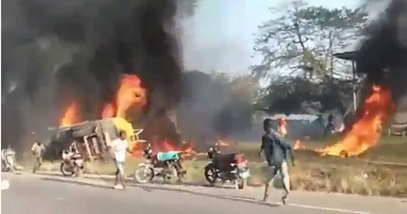 民眾搶油過程中，油罐車突然爆炸起火，釀至少40人死亡。（圖／Twitter／@Mayorma13875958）