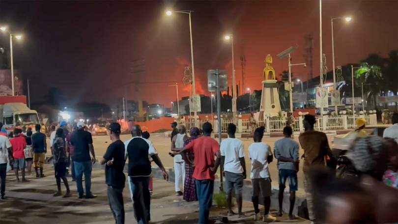 幾內亞首都康納克立的一座油庫於18日凌晨發生爆炸意外。（圖／達志／美聯社）