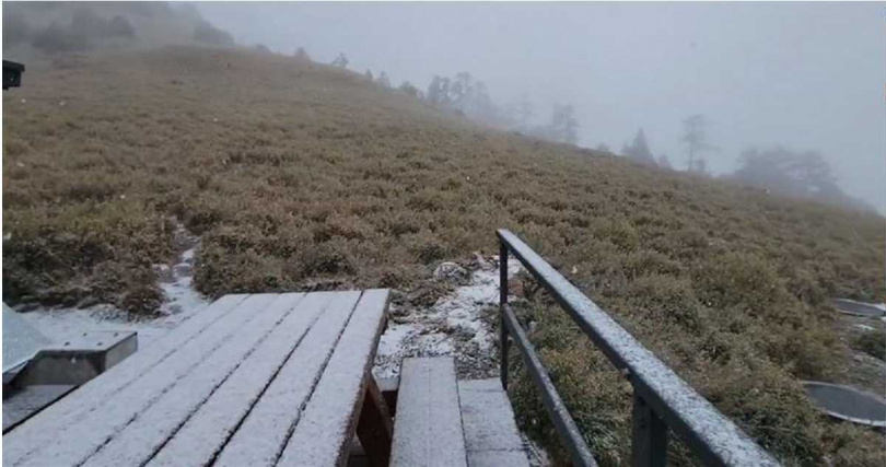 位於雪霸國家公園的志佳陽山今天清晨開始下雪。（圖／三立新聞網）