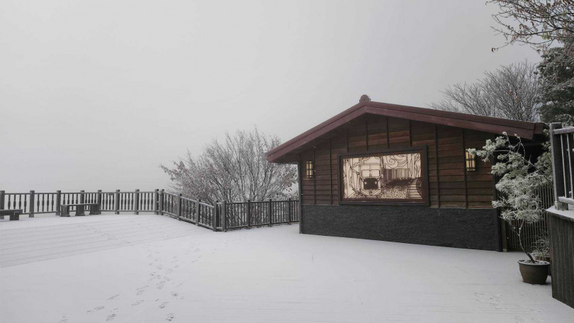 太平山莊觀景平台雪景。(圖／林業署宜蘭分署提供)