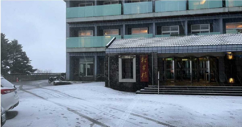 合歡山松雪樓雪花紛飛，屋外一片銀白美景。（圖／報系資料照）