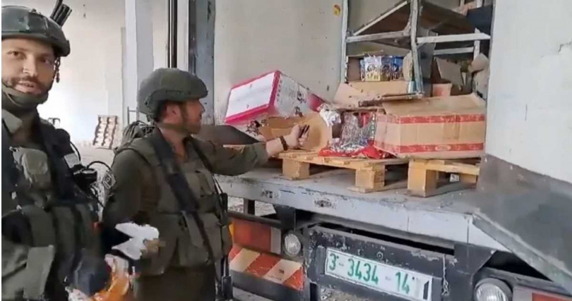 以色列士兵直視鏡頭，轉身點燃人道救援物資的食物。（圖／翻攝自X平臺）