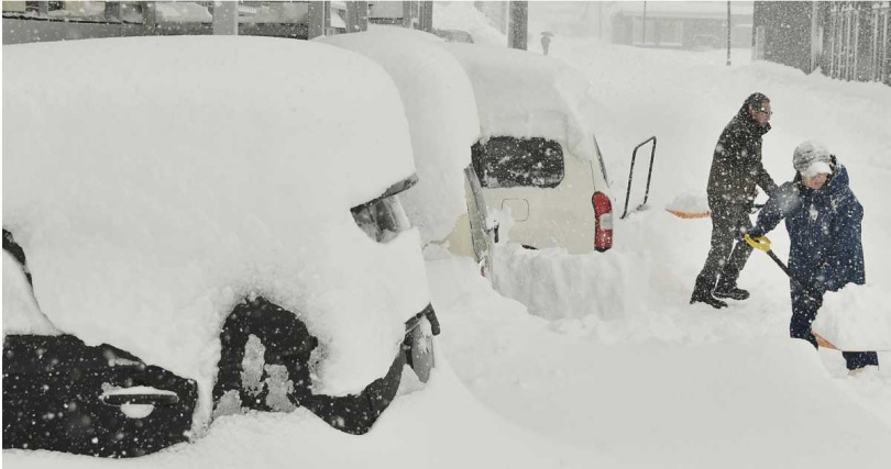 北海道岩見澤市降下暴雪，居民拿出鏟雪工具清掃。（圖／達志／美聯社）