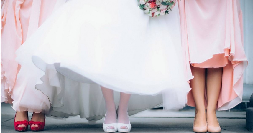 有名網友穿舊禮服參加婚禮，新娘一看竟瞬間爆氣，大聲指責她搶了風頭。（示意圖／pixabay）