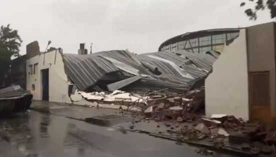 港口城市布蘭卡灣（Bahia Blanca）一間體育館發生屋頂倒塌。（圖／翻攝X）
