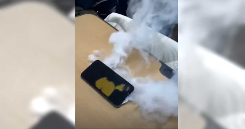 韓國1名高二男學生的iPhone 13電池突然冒煙膨脹。（圖／截取自Yonhapnews　YT頻道）
