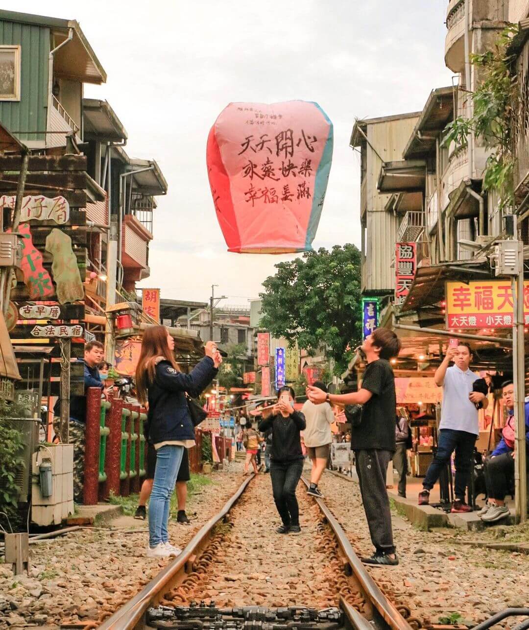 新北一日遊｜在平溪放天燈逛老街、到無人小站旁的咖啡廳喝下午茶，沿著平溪支線來趟小旅行