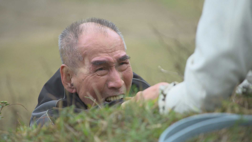   張柏舟在《愛的榮耀》劇中敬業演出，滾山坡重頭戲親自上陣。（圖／民視提供）